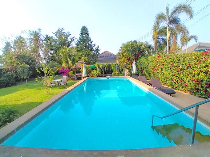 House for sale Huay Yai Pattaya showing the private pool 