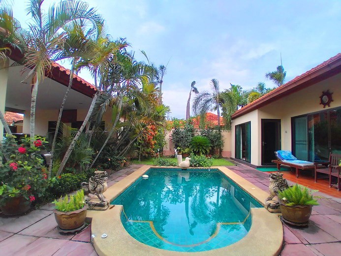 House for sale Huay Yai Pattaya showing the private pool House for sale Huay Yai Pattaya showing the private pool