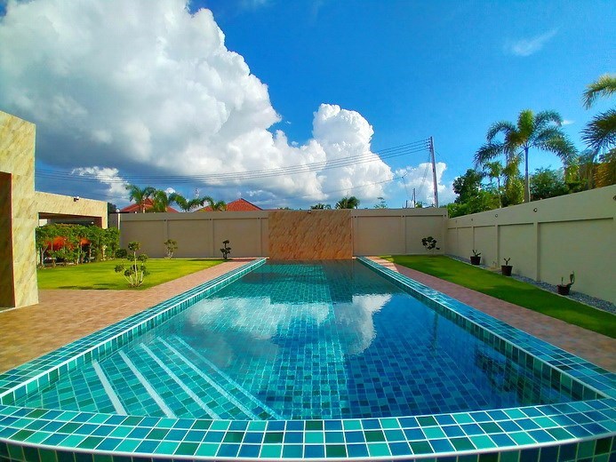 House for sale Huay Yai Pattaya showing the private pool House for sale Huay Yai Pattaya showing the private pool