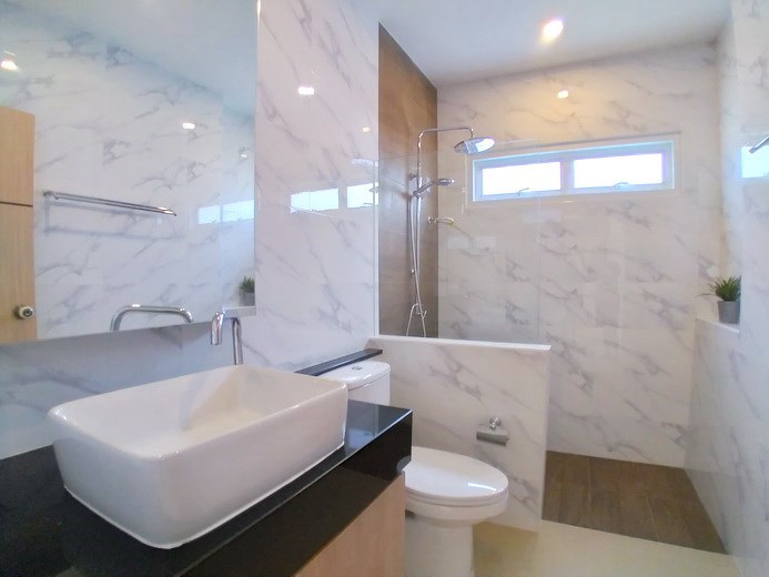 House for sale Huay Yai Pattaya showing the second bathroom House for sale Huay Yai Pattaya showing the second bathroom