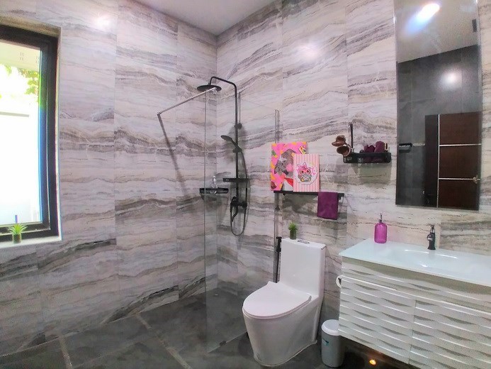 House for sale Huay Yai Pattaya showing the second bathroom 