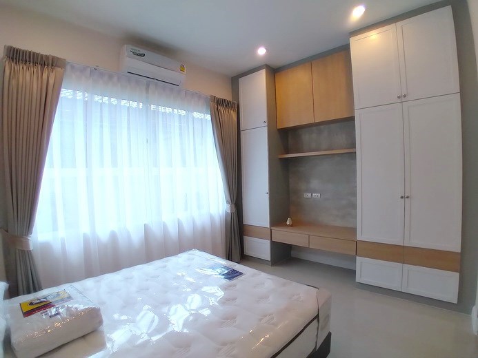 House for sale Huay Yai Pattaya showing the second bedroom with built-in wardrobes House for sale Huay Yai Pattaya showing the second bedroom with built-in wardrobes