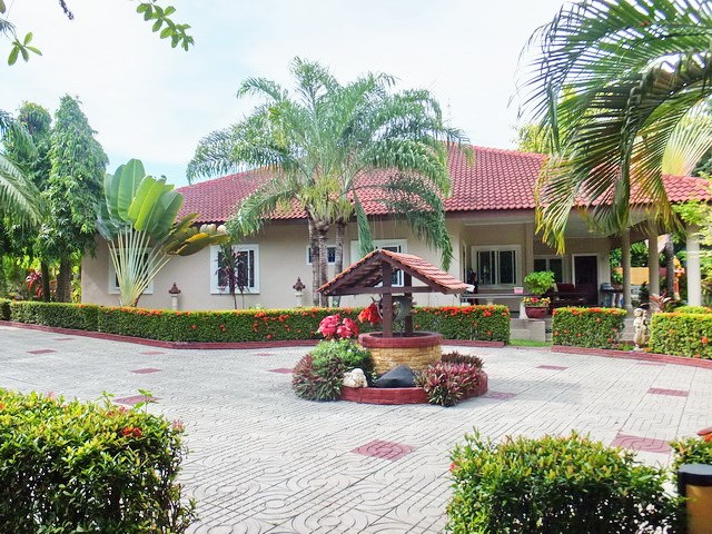 Resort for sale Huay Yai Pattaya showing the house 1