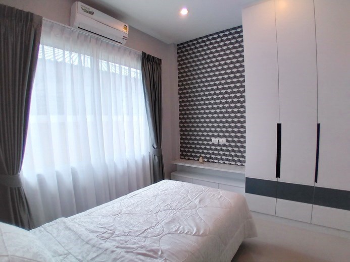 House for sale Huay Yai Pattaya showing the third bedroom with wardrobes House for sale Huay Yai Pattaya showing the third bedroom with wardrobes