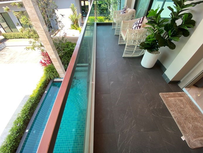 House for sale Huay Yai showing the balcony with pool view 