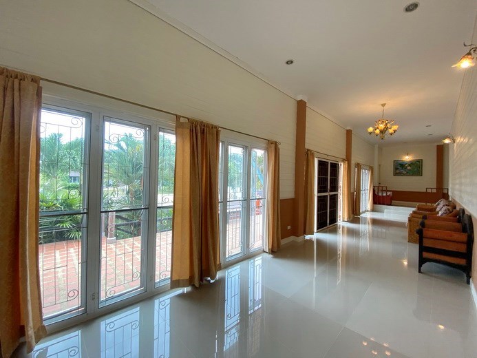House for sale Huay Yai showing the corridor and outside terrace 