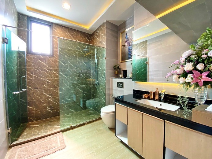 House for sale Huay Yai showing the guest bathroom 