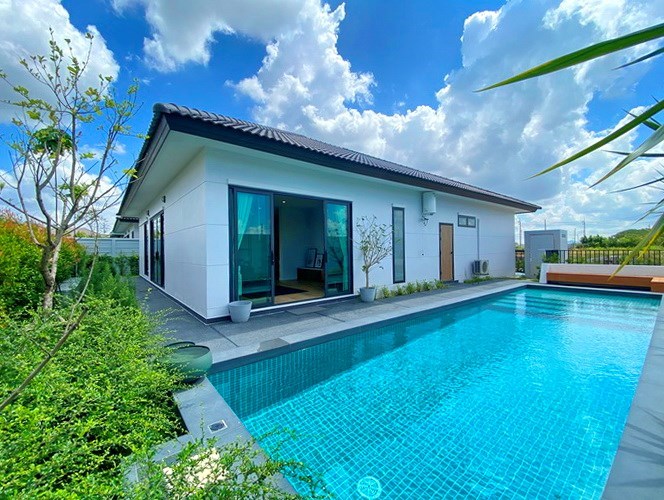 House for sale Huay Yai showing the house, garden and pool
