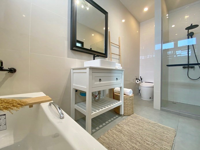 House for sale Huay Yai showing the master bathroom 