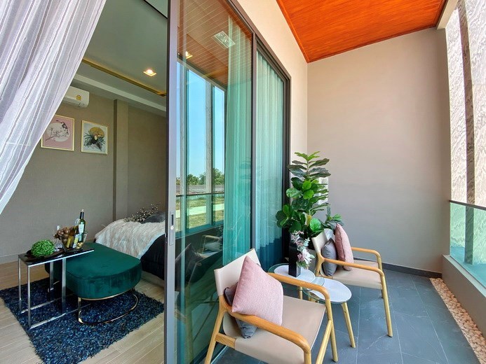 House for sale Huay Yai showing the master bedroom and balcony 