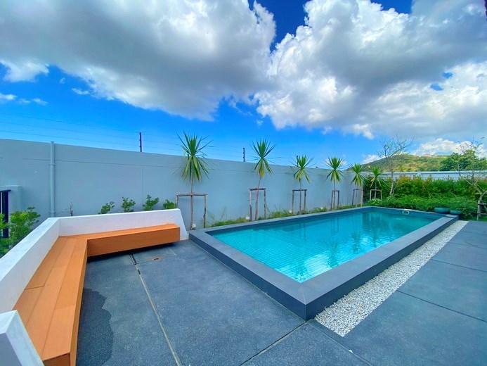 House for sale Huay Yai showing the poolside terrace 