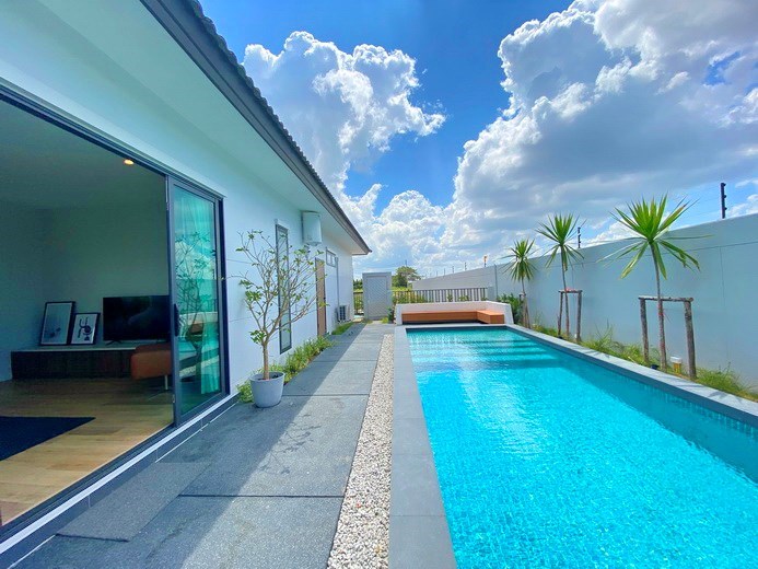 House for sale Huay Yai showing the poolside terrace 