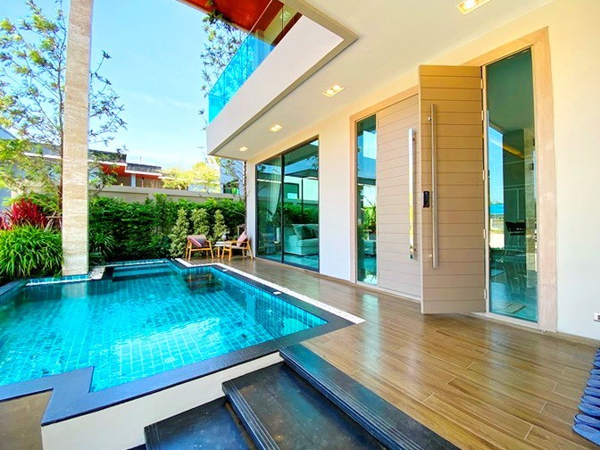 House for sale Huay Yai showing the poolside terrace 
