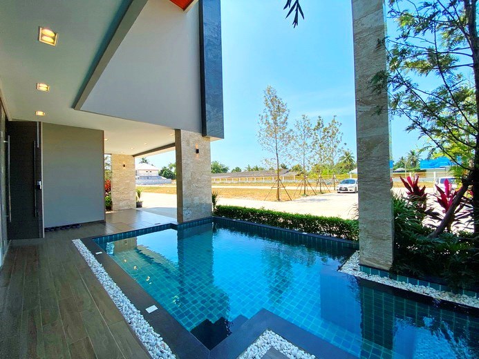 House for sale Huay Yai showing the private pool 