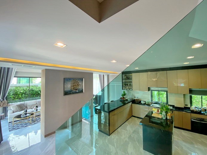 House for sale Huay Yai showing the staircase view