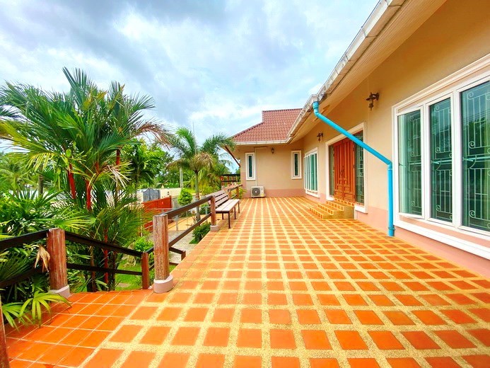 House for sale Huay Yai showing the terrace and entrance 