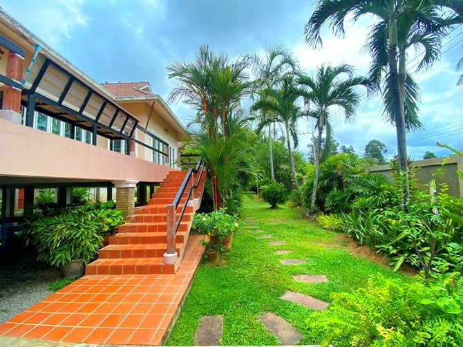 House for sale Huay Yai showing the terrace and garden   