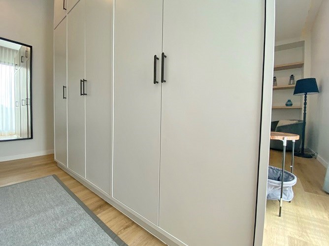 House for sale Huay Yai showing the master walk-in wardrobes 