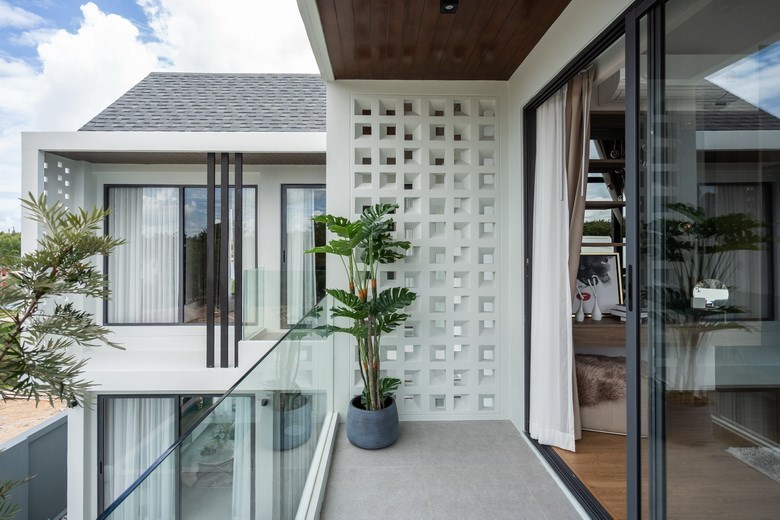 House for sale Huay Yai Pattaya showing the balcony House for sale Huay Yai Pattaya showing the balcony