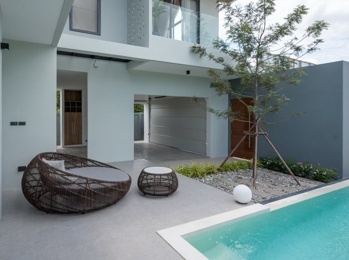 House for sale Huay Yai Pattaya showing the garage and terraces 