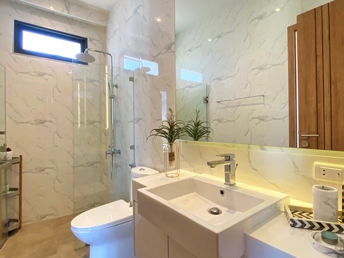 House for sale Huay Yai Pattaya showing the second bathroom 