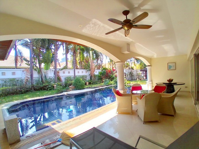 House for sale Jomtien Park Villas showing the covered terrace House for sale Jomtien Park Villas showing the covered terrace
