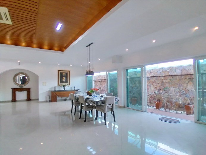 House for sale Jomtien Park Villas showing the dining area House for sale Jomtien Park Villas showing the dining area