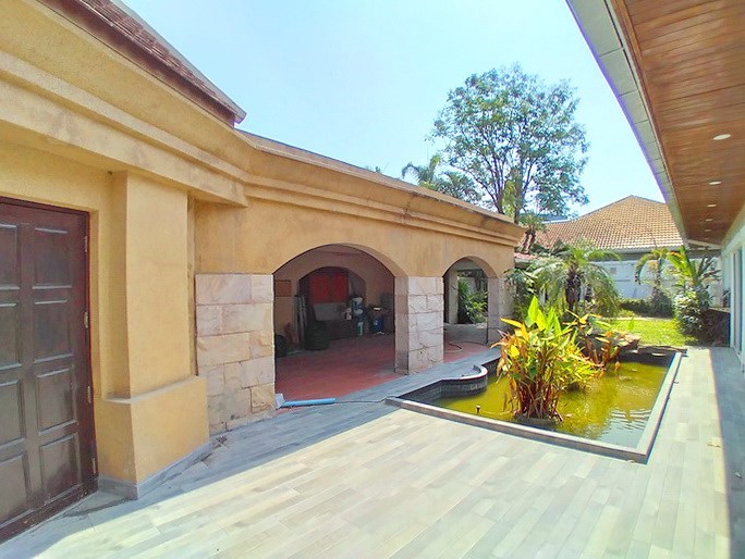House for sale Jomtien Park Villas showing the garage House for sale Jomtien Park Villas showing the garage