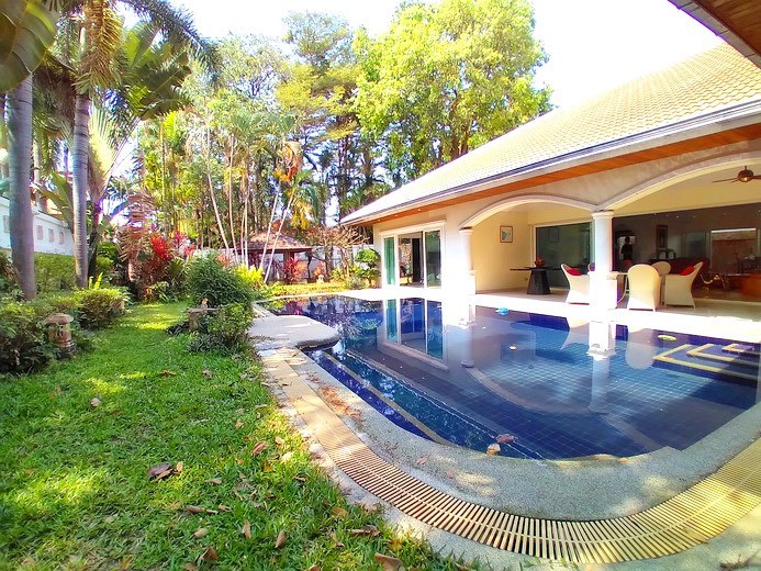 House for sale Jomtien Park Villas showing the garden and pool 