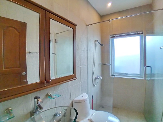 House for sale Jomtien Park Villas showing the guest bathroom House for sale Jomtien Park Villas showing the guest bathroom