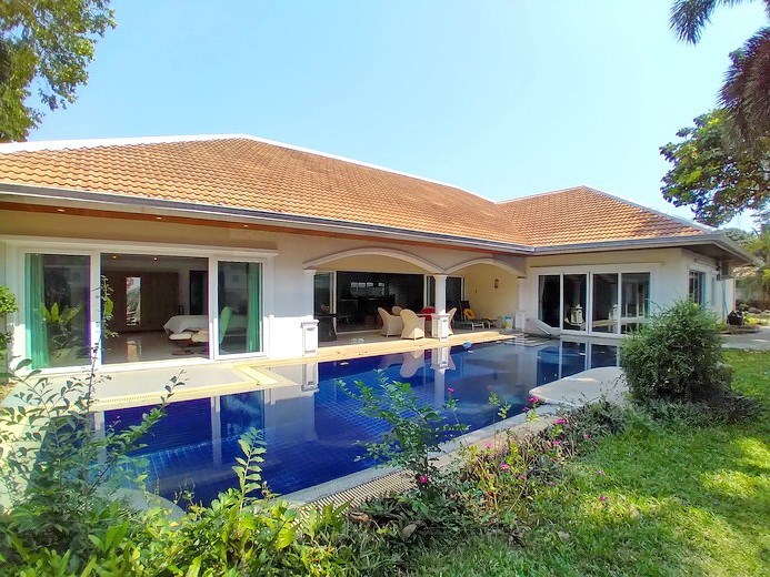 House for sale Jomtien Park Villas showing the house and pool House for sale Jomtien Park Villas showing the house and pool