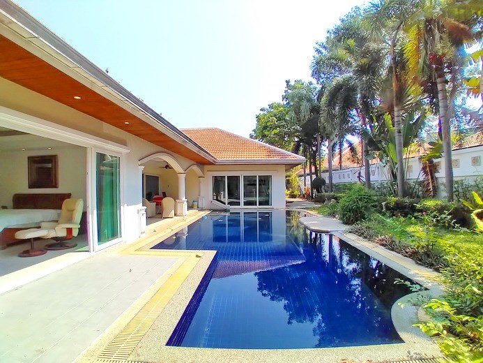 House for sale Jomtien Park Villas showing the house, garden and pool 