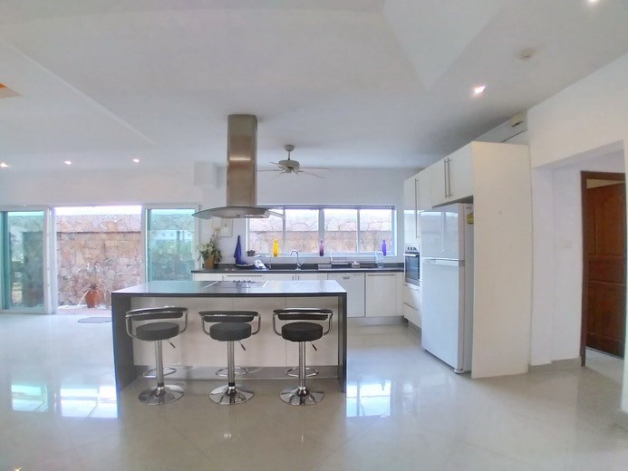 House for sale Jomtien Park Villas showing the kitchen House for sale Jomtien Park Villas showing the kitchen