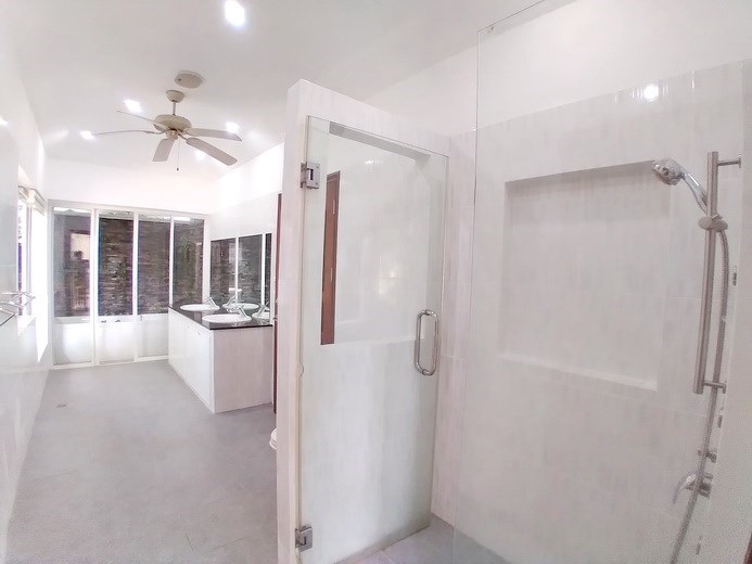 House for sale Jomtien Park Villas showing the master bathroom House for sale Jomtien Park Villas showing the master bathroom
