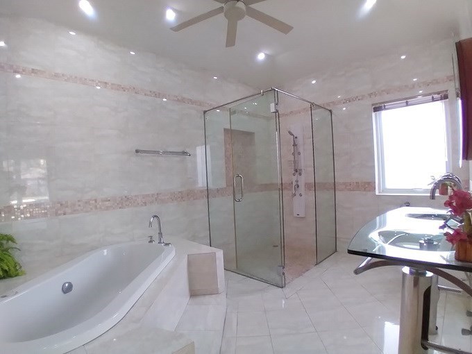 House for sale Jomtien Park Villas showing the second bathroom House for sale Jomtien Park Villas showing the second bathroom