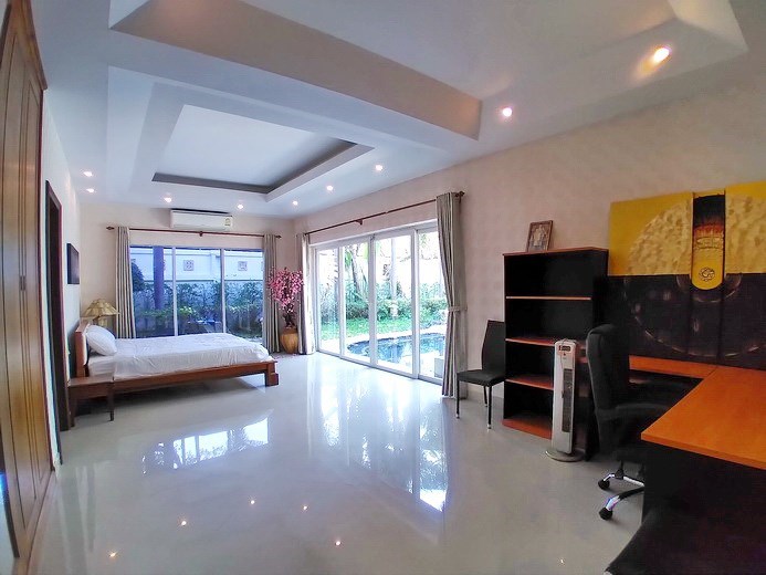 House for sale Jomtien Park Villas showing the second bedroom pool view House for sale Jomtien Park Villas showing the second bedroom pool view