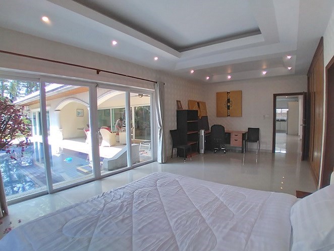House for sale Jomtien Park Villas showing the second bedroom with office area House for sale Jomtien Park Villas showing the second bedroom with office area
