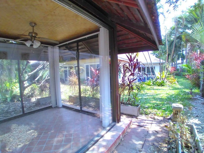 House for sale Jomtien Park Villas showing the terrace and garden House for sale Jomtien Park Villas showing the terrace and garden