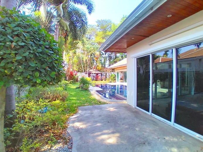 House for sale Jomtien Park Villas showing the terrace, garden and pool House for sale Jomtien Park Villas showing the terrace, garden and pool