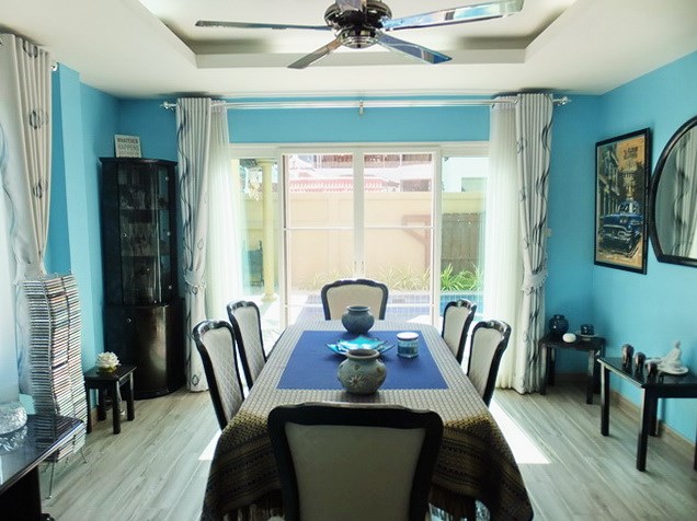 House for Sale Jomtien showing the dining area with pool view 
