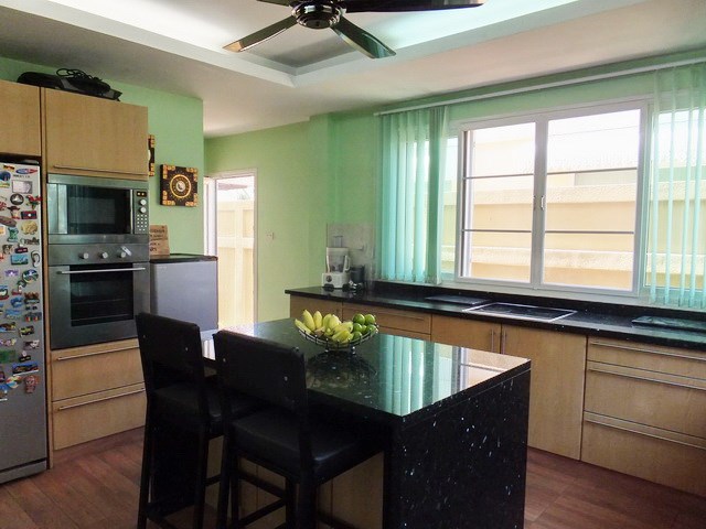 House for Sale Jomtien showing the kitchen