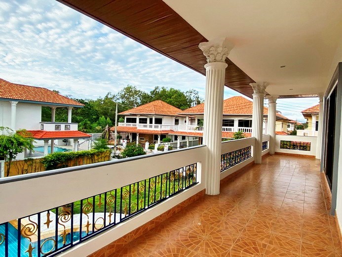 House for sale Jomtien showing the balcony 