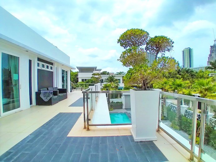 House for sale Jomtien showing the balcony and view 