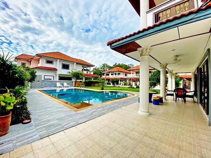 House for sale Jomtien showing the covered terrace and pool 