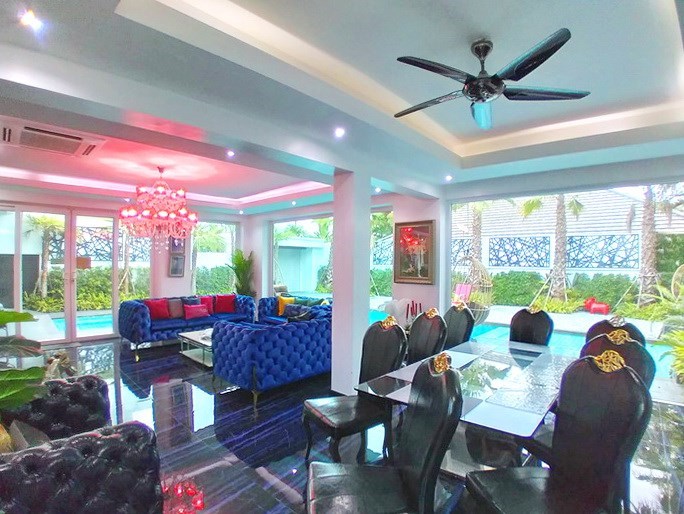 House for sale Jomtien showing the dining and living areas 