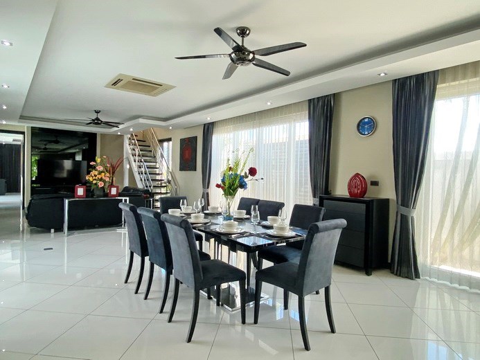 House for sale Jomtien showing the dining and living areas 