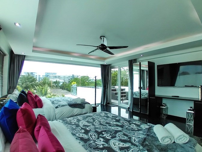 House for sale Jomtien showing the eight bedroom suite 