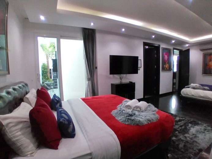 House for sale Jomtien showing the first bedroom suite 