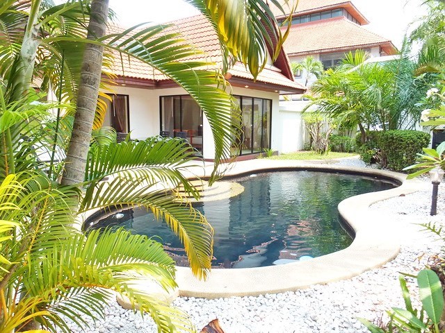 House for sale View Talay Villas Jomtien showing the house and pool 