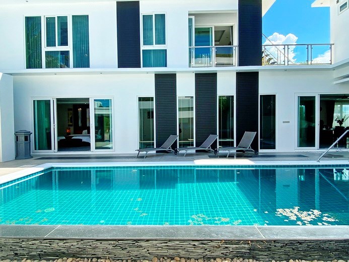 House for sale Jomtien showing the house and pool